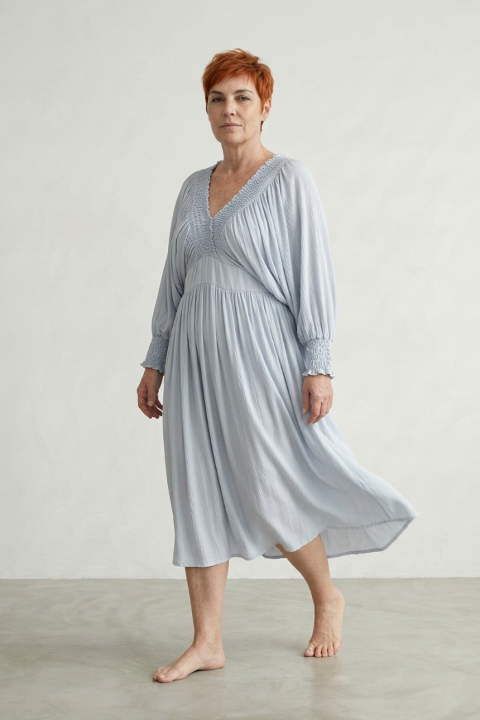 SMOCKED V-NECK VISCOSE DRESS - LIGHT GREY, ONE SIZE